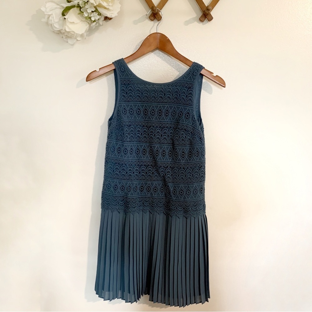 Loft // pale blue lace overlay pleated shift dress size 00petite a26